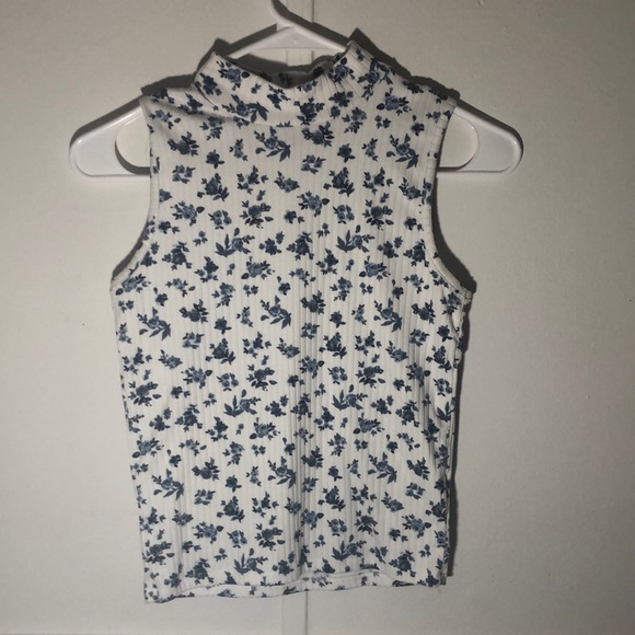 A low turtle neck blouse, small, white with blue flower print. - Picture 1 of 2